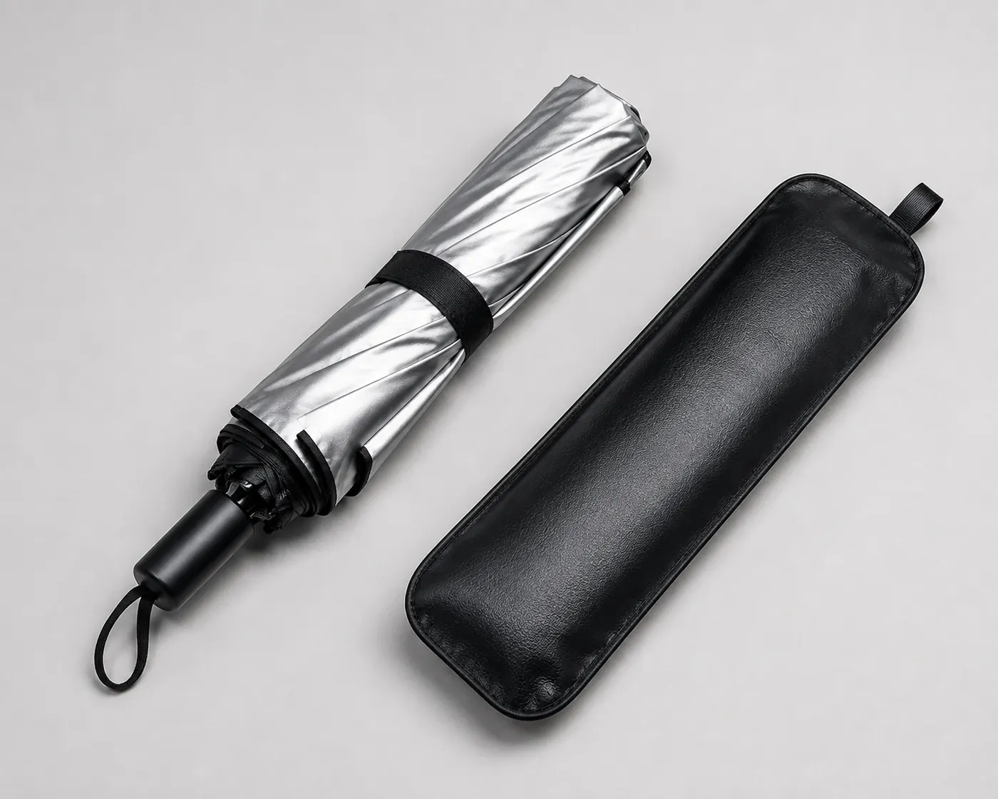 Parasol SOMRA plegado junto a su funda